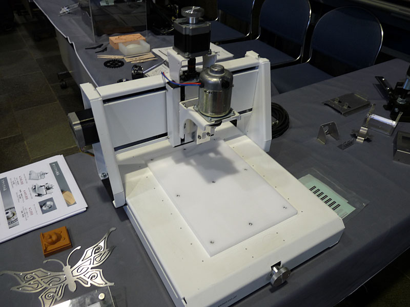 【写真55】オリジナルマインドのブース。ロボットのメカ製作に便利なホビー用CNCフライス盤のデモを実施していた。写真は「mini-CNC HAKU2030」。加工範囲は203.5×305×68.8mmで、小物加工に役立つ