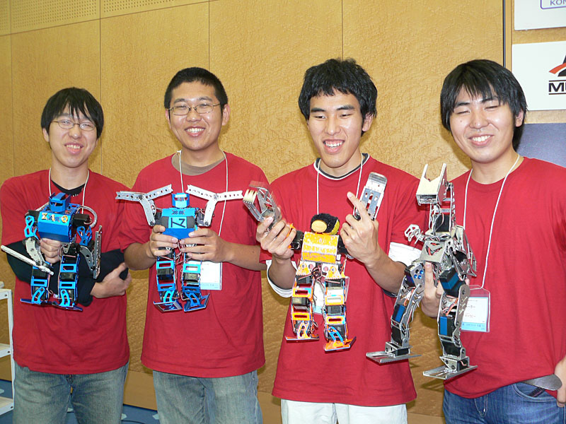 大阪産業大学テクノフリーク部は、オリジナルのロボットプリントTシャツで参加