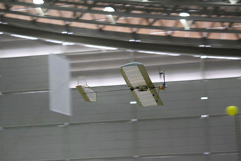 ロボットテクノロジーも利用した超小型計量飛行機がその性能と操縦技術を競い合った