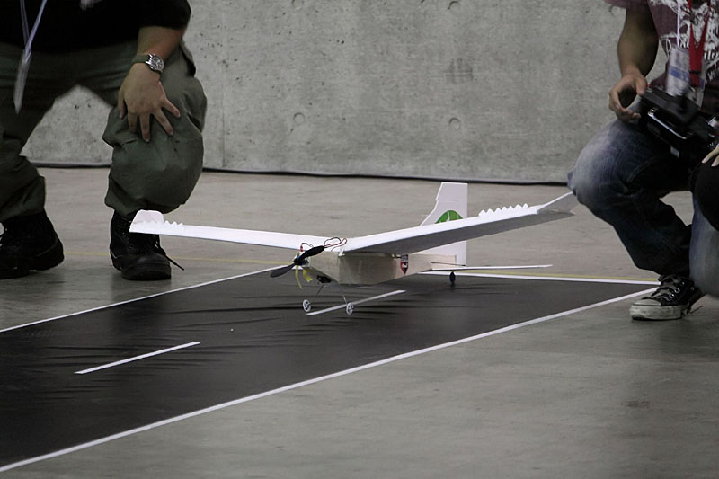 飛行機らしい形状をした機体の一例。神奈川工科大学航空研究部の「Leaf」はセスナ機風