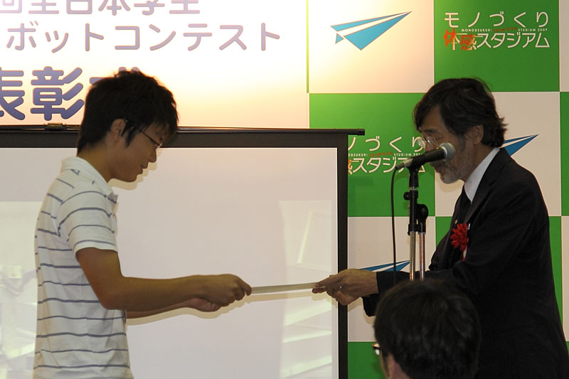 Mayfly5を製作した秋田工業高等専門学校の生徒たちの表彰式の受賞の様子