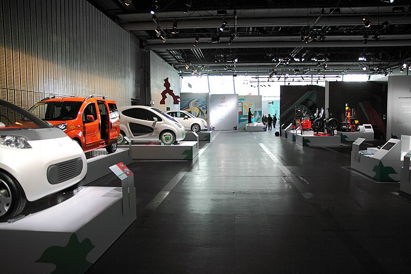 「自動車」エリア。電動車いす、実験中の車両、ハイブリッドスポーツカーなど8台を展示
