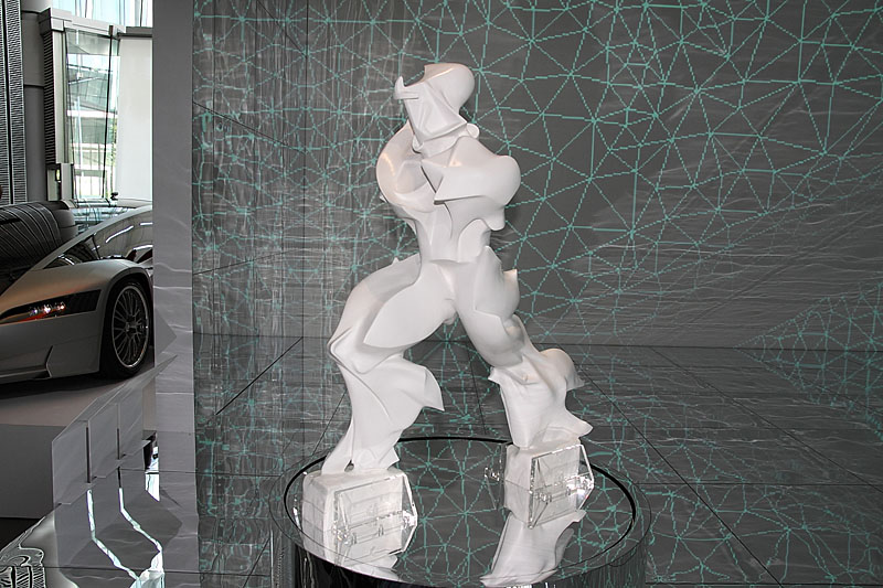 ウンベルト・ボッチョーニの彫刻「空間における連続性の唯一の形態」