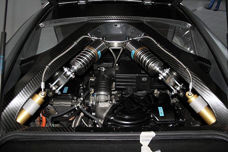 サスのスプリングの奥に、ジュジャーロ クアランタのエンジンがある。トヨタ製ハイブリッド・システムだ