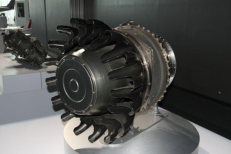 プラット&amp;ホイットニー カナダ社のジェットエンジン「PW308」用の低圧タービン。ゴトンと置いてある