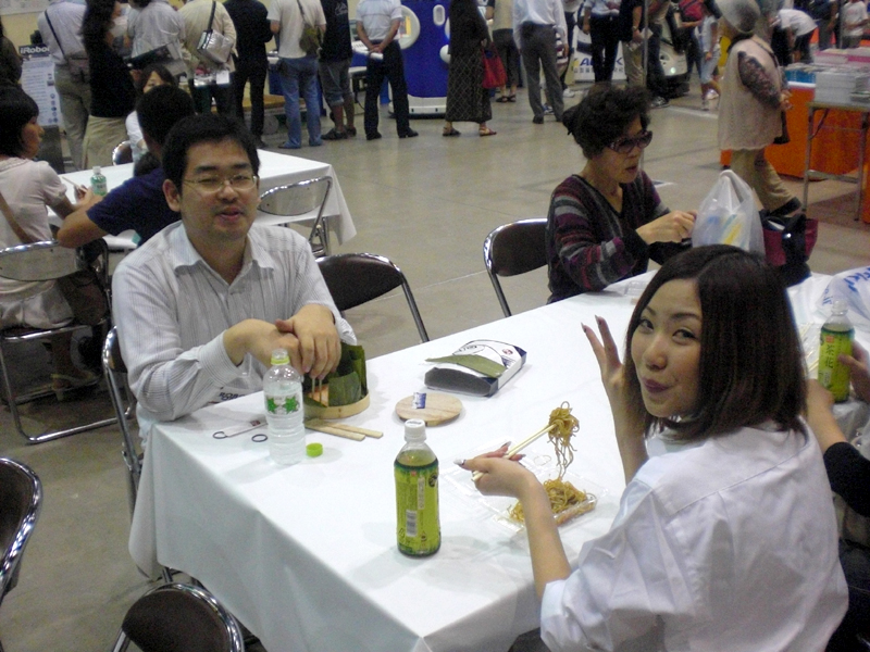 【写真23】アドバイザー内村さんと食事中の地元スタッフ(女性)