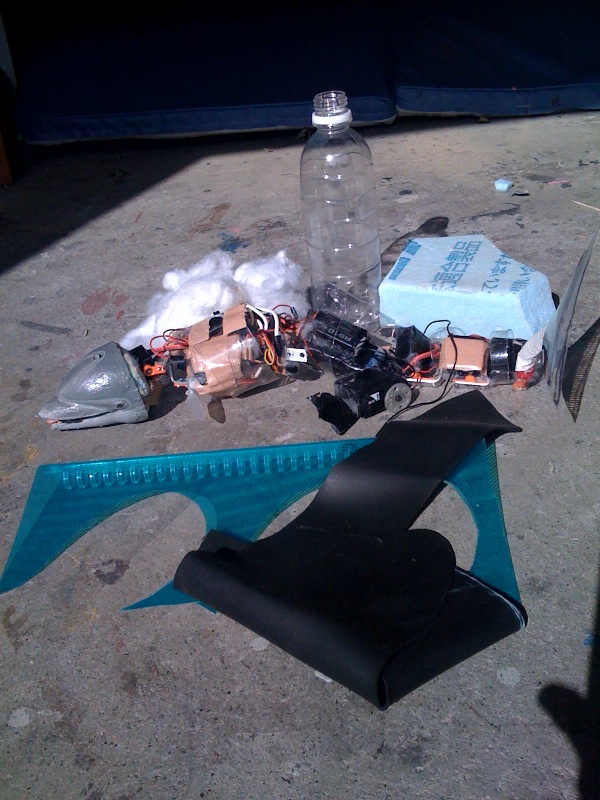ロボットの骨格は、ペットボトル発泡スチロールなどの廃品で作っている(写真提供：林正道氏)