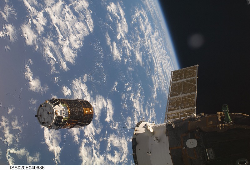ISSに接近中の宇宙ステーション補給機「HTV」(提供:NASA)