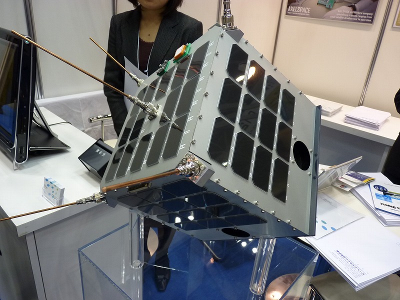 <A href="http://www.axelspace.com/index-j.html">東大発ベンチャーであるアクセルスペース</A>は、ウェザーニューズから受注した超小型衛星の模型を展示。打上げは2011年の予定で、ロケットは検討中