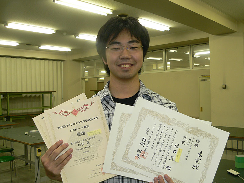 一般の部、ワンメイクの部、そしてロボトレースでも優勝し3冠を制した村石亘氏(黒い箱および埼玉工業大学)