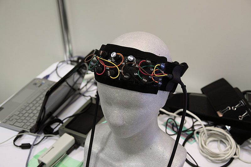 スペクトラテックの光イメージング脳機能測定装置「OEG-16」の計測用のヘッドバンド