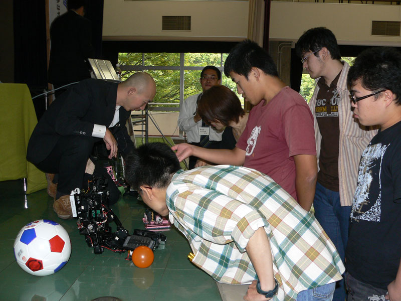 講演後、多くの人がロボットを間近で見たり操縦したりしながら、坂本氏に具体的な質問を投げかけていた
