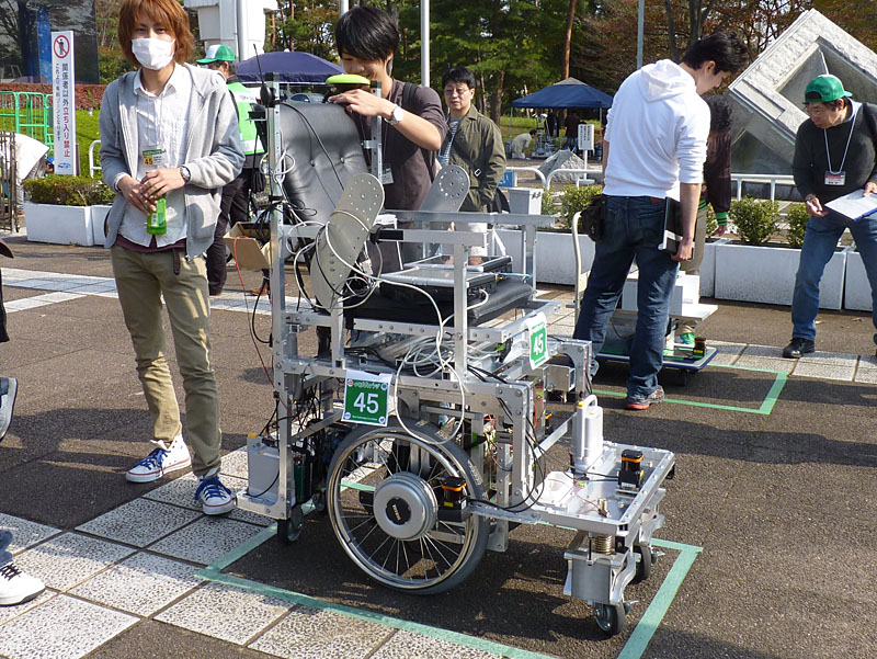 名古屋大学情報工学コースチームATの「AT10号機プロトタイプ」。アルミフレームや配線などが剥き出しであり、安全性に問題があるとされた