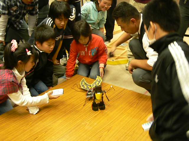ロボットバトルゲームは、二足歩行ロボットとロボちゅうの異種格闘技戦