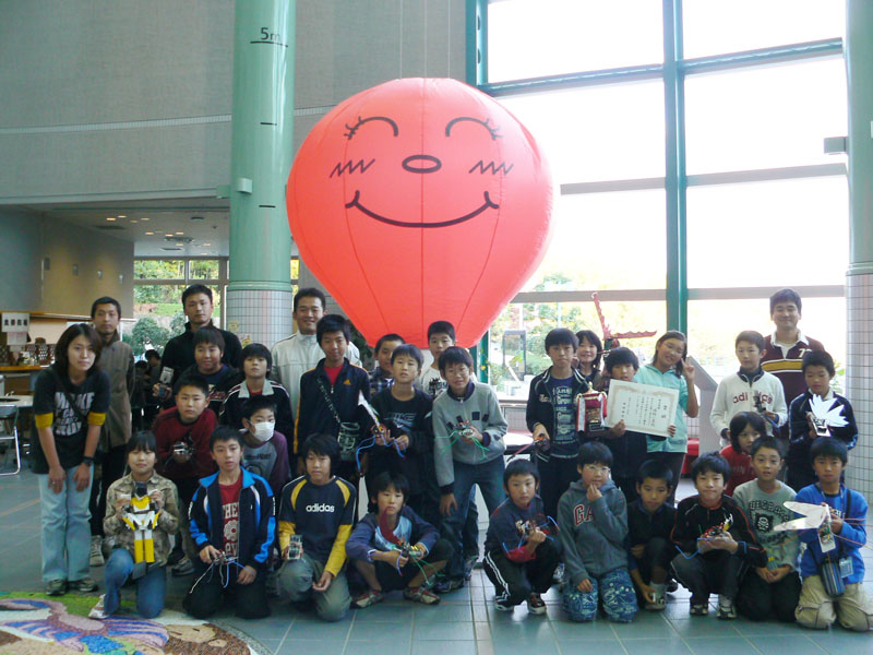 姫路市内の小学校でロボット学習をしている子ども達