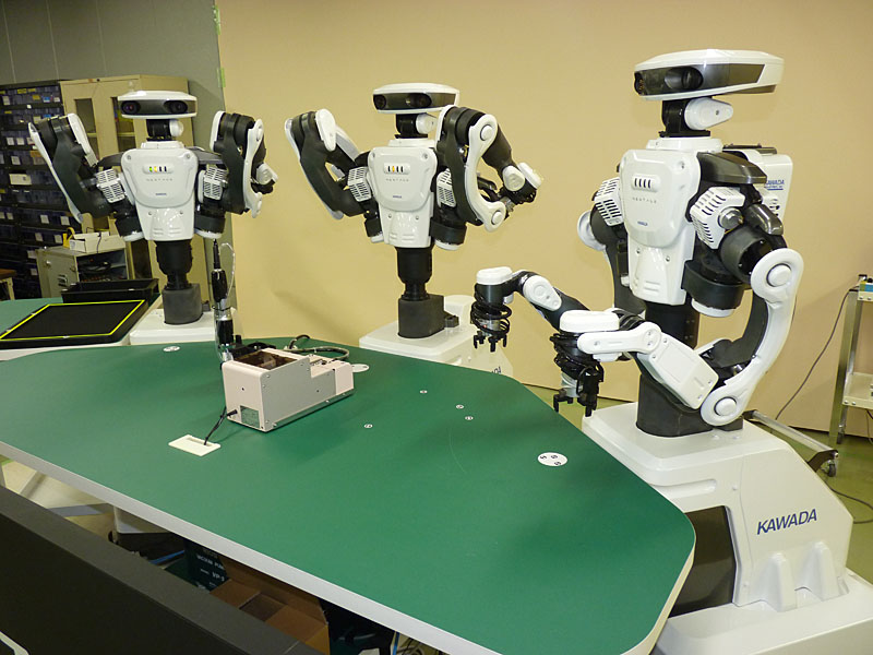 国際ロボット展では3台1組のデモを行なう。