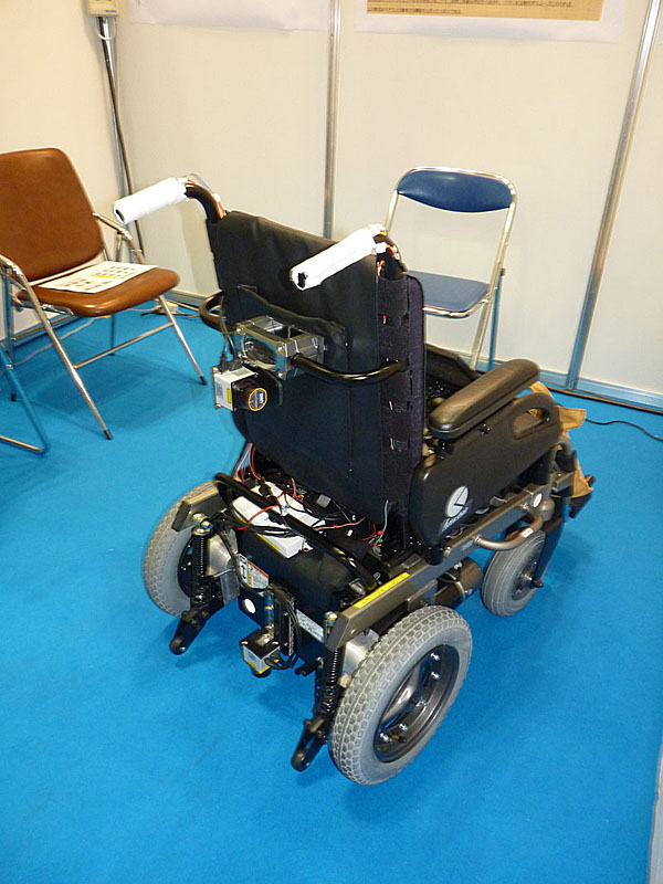 首都大学東京システムデザイン学部 山口研究室の電動車椅子型ロボット