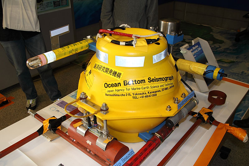 「海底地震計」。今も同型機が海の底で人知れず孤独に耐えてがんばっているのだろう