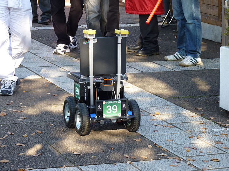 関東相撲ロボット研究会チームの「越GO-YOITER・v2.1」。1回目28mリタイヤ、2回目26mリタイヤで、残念ながら完走できなかった