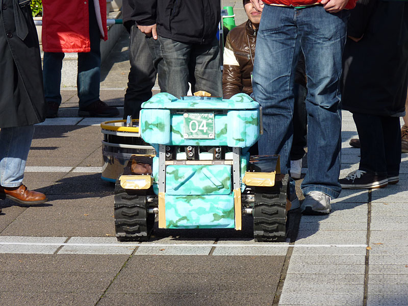 北海道工業大学ロボット製作部チームの「きゃたぴらーHIT」。クローラータイプのロボットだ