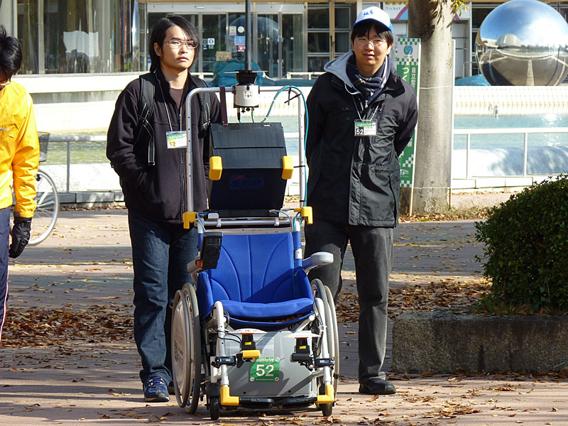 Scuderia Frola AISTチームの「Marcus」。電動車椅子ベースのロボットである