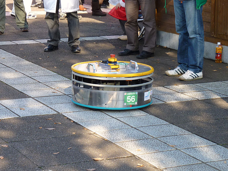 九州工業大学石井研究室ロボプラスチームの「EXIA」。平たい円盤みたいなユニークな形状だ