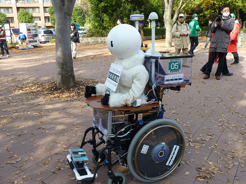 金沢工業大学demura.netチームの「けんせいちゃん2号機」。大きな人形を載せた車椅子タイプのロボットだ