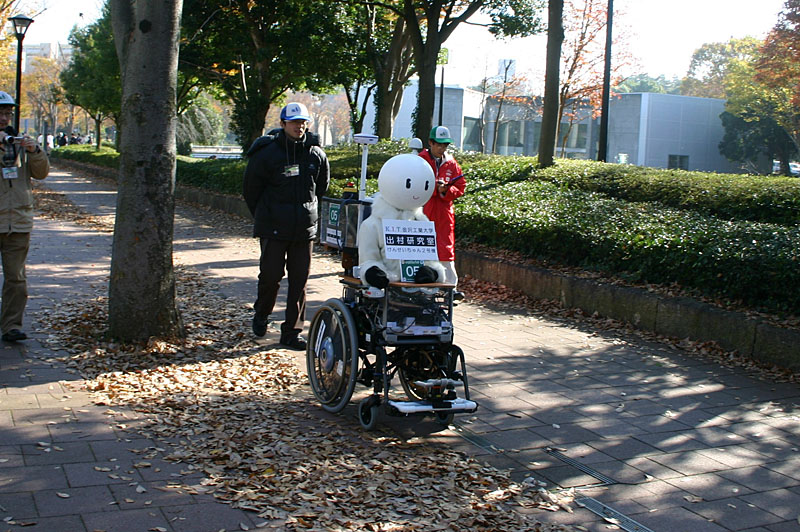 金沢工業大学demura.netチームの「けんせいちゃん2号機」。車椅子ベースのロボットだ