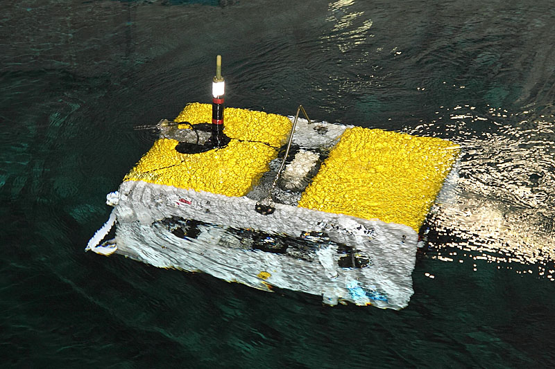 海洋工学水槽の水面上を移動する水中ロボット「TUNA-SAND」