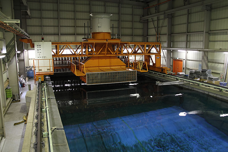 海洋工学水槽の奥にある送風台車と、その背後の造波装置。その下、水槽の底には潮流発生装置がある