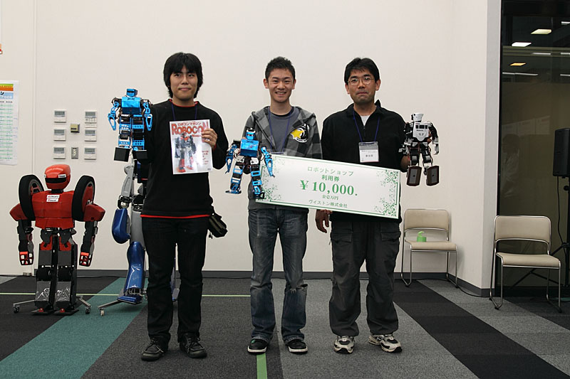 自律クラスの記念撮影。左から2位のzenoさん、優勝のmotoぶちょうさん、3位のマサ吉さん