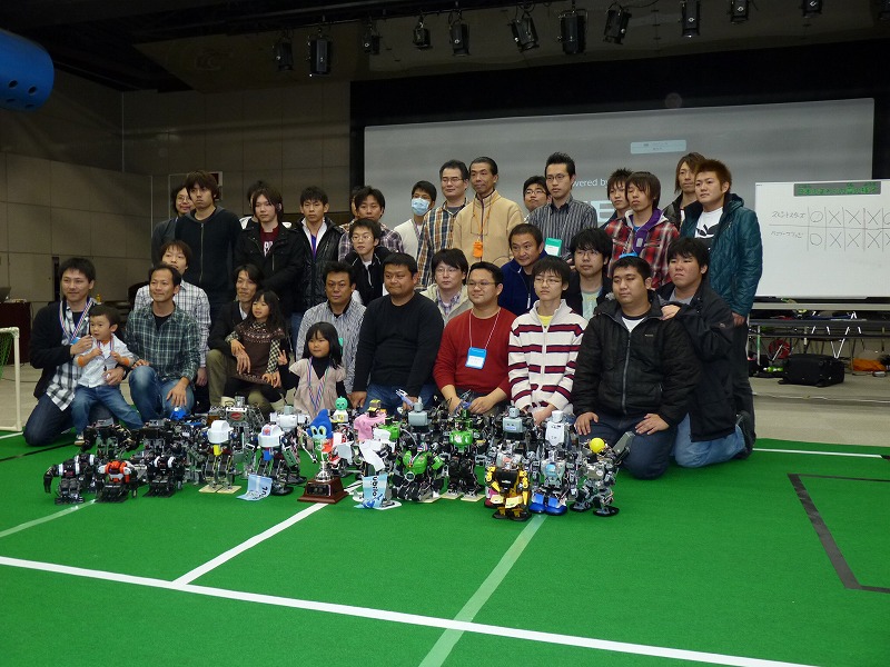 ロボサッカー2009の参加者とロボットの集合写真