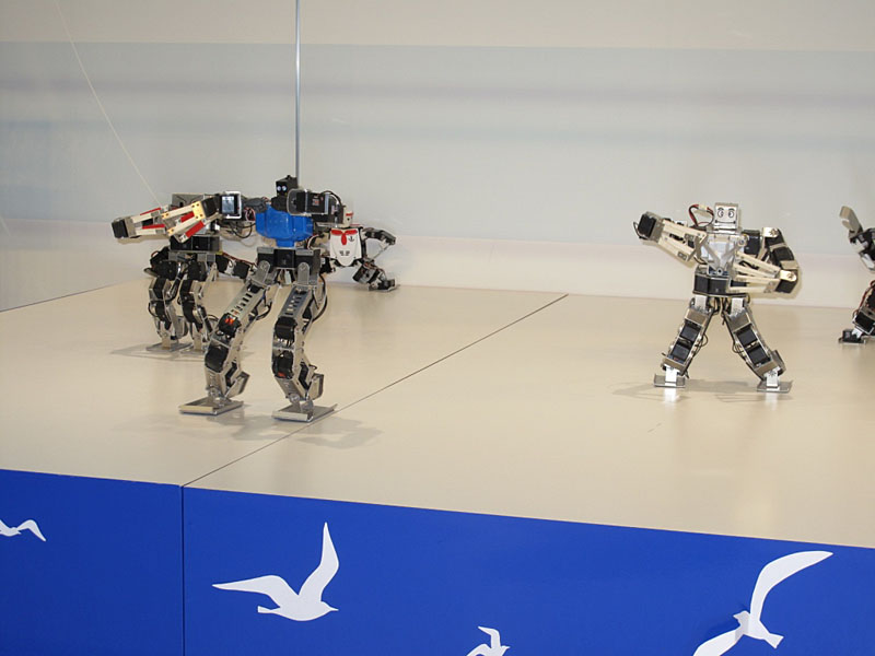 九州共立大学ロボット工房のダンス