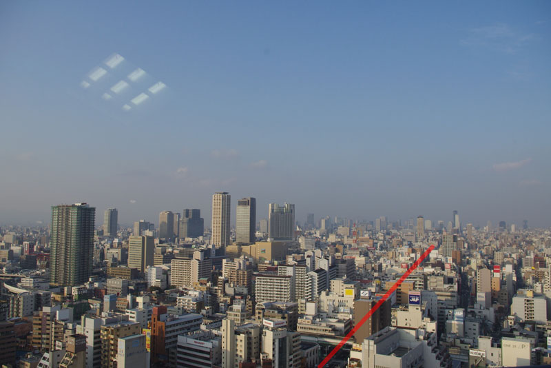 通天閣の5階展望台から、日本橋商店街を望む(下中央の高架からJ&amp;Pの看板方面へ右斜めの赤いライン)