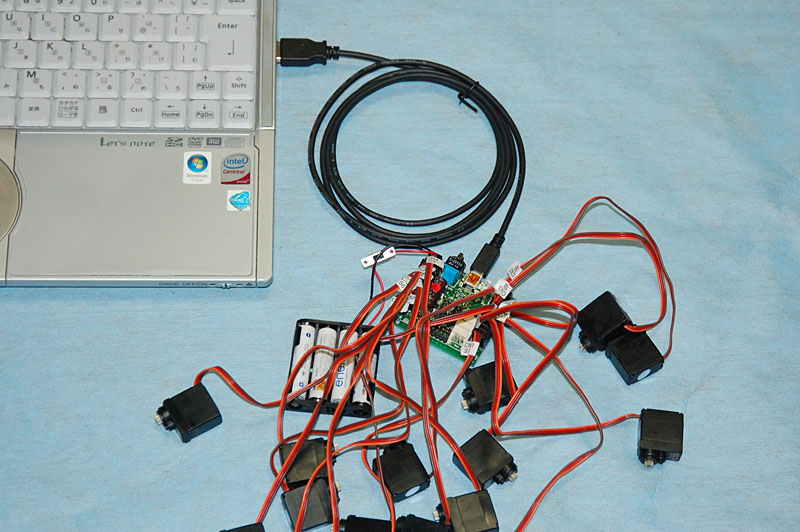 PCにRobovieMaker2をインストールして、コントロールボードとUSBケーブルで接続し、コントロールボードの初期化を行う