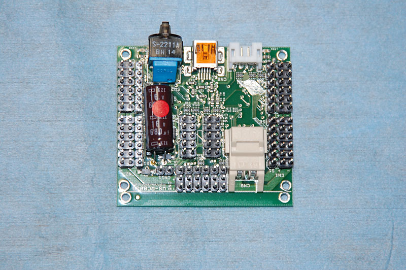 コントロールボードとして、ヴイストンの「VS-RC003HV」を採用。音声出力機能を搭載し、IXBUSによる拡張性も実現した高機能ボードだ。USB接続に対応していることも魅力