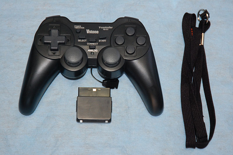 オプションの無線コントローラ「VS-C1」。PS2/PS3のコントローラによく似ており、アナログスティックを2本搭載。ネックストラップが付属しており、コントローラを首にかけて移動できるのも便利だ
