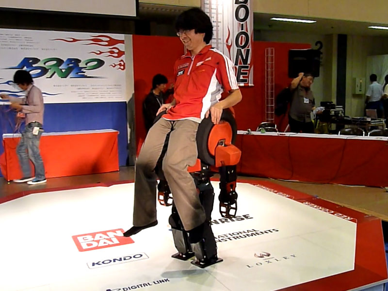 前田武志さんが開発した大人が乗れる二足歩行ロボット「OmniZero.9」